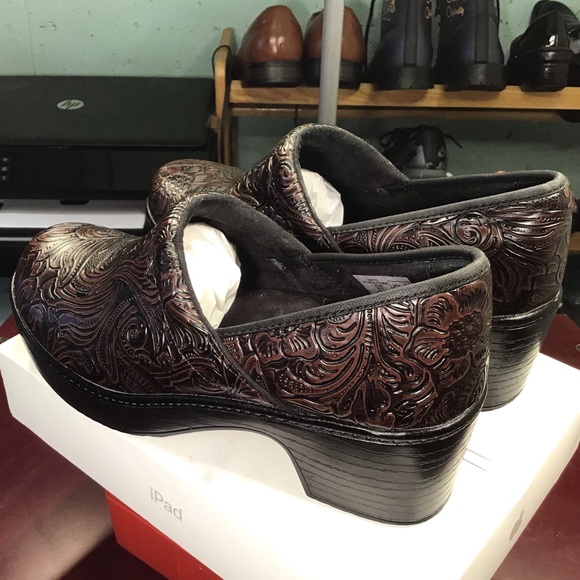 Lands' End Brown Etched Floral Clogs. - Picture 5 of 12
